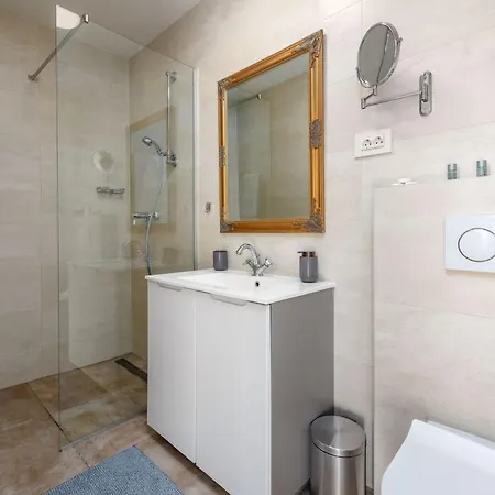 By Interhome Valtura